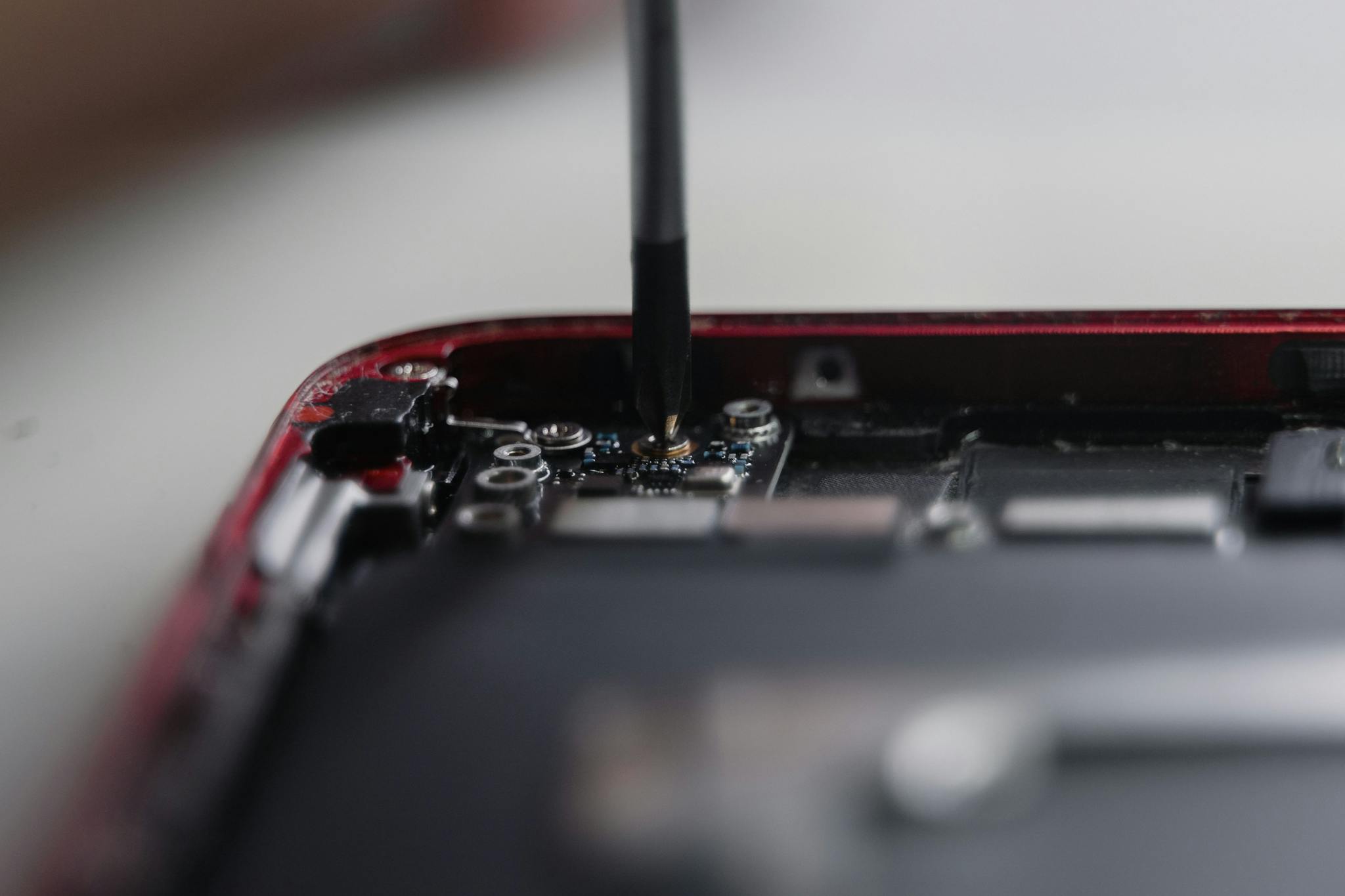 25+ év szakmai tapasztalat, 
80% gazdaságos javíthatósági arány
1 ÉV garancia az elvégzett javításra